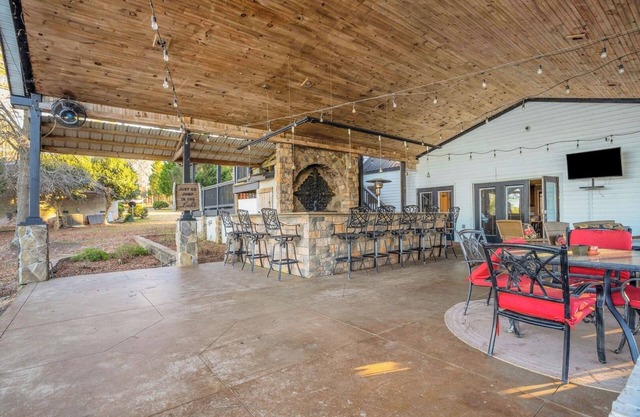 Lakefront 5BR w/ Patio and Grill – Sleeps 12
