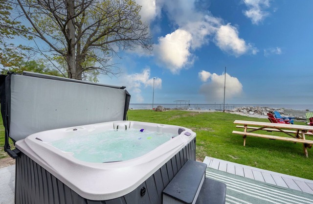 Lakefront Cabin w/ Hot Tub! Dog/Family Friendly! Great fishing!