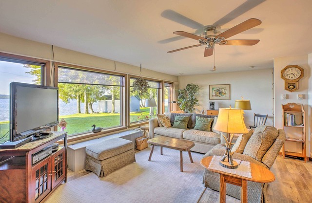 Lakefront Cedar Cottage w/ Enclosed Porch!