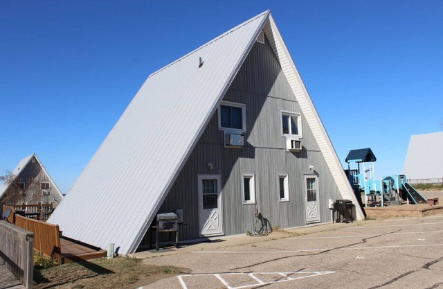 Lakefront Chalet #25 w/ Beach Access, Pools, Sport Courts, Fishing Pond & more!