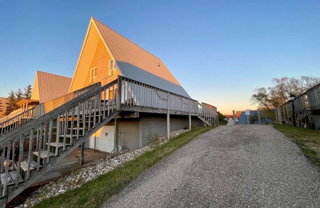 Lakefront Chalet #29 w/ Beach Access, Pools, Sport Courts, Fishing Pond & more!