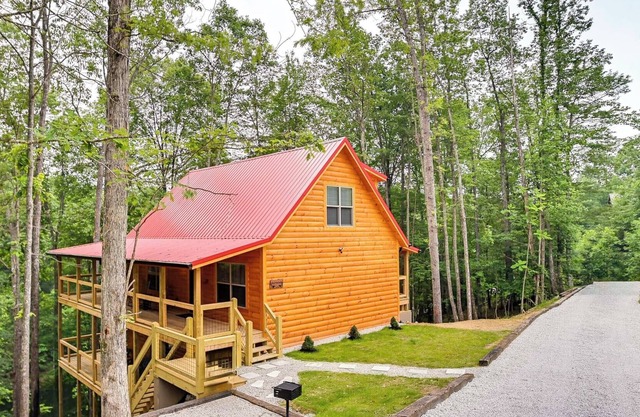 Lakefront Cliffview Retreat w/ Hot Tub & Game Room