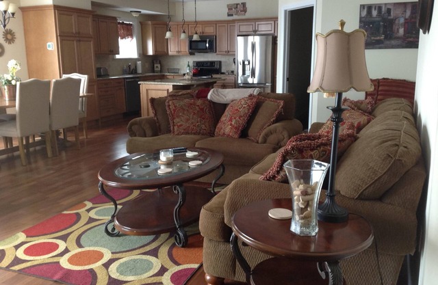 LAKEFRONT CONDO # 111 * 3BR / 2 BA SLEEPS 6 $ 200 entre semana julio / agosto.
