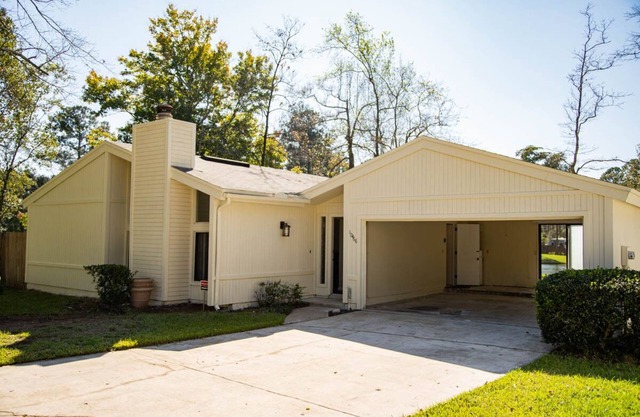 Lakefront Cozy Executive family Home 3 bd/ 2 ba/2 car garage