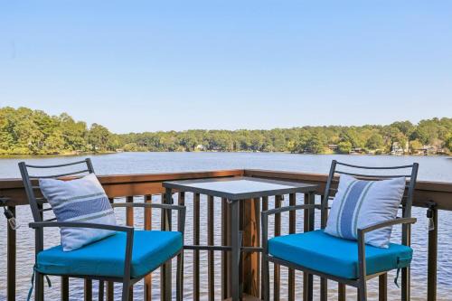 Lakefront Escape with Sauna Hot Tub BBQ & Games