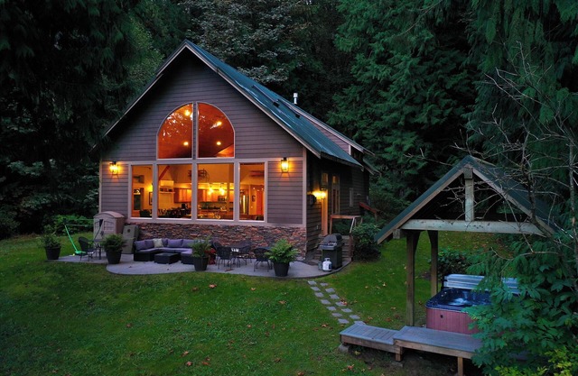 Low Bank Lakefront Lodge, cerca de Mt Baker, barco / muelle, bañera de hidromasaje, patio grande, pozo de fuego