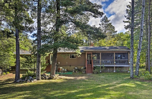 ¡NUEVO! Lakefront Family Retreat: Private Deck & Dock
