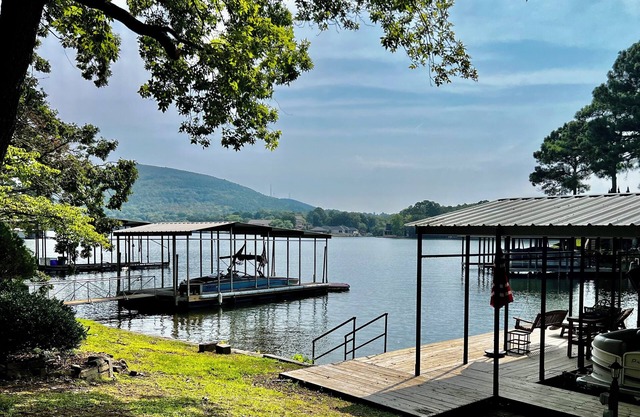LAKEFRONT FAMILY RETREAT--SWIMMING DOCK--OUTDOOR DINING
