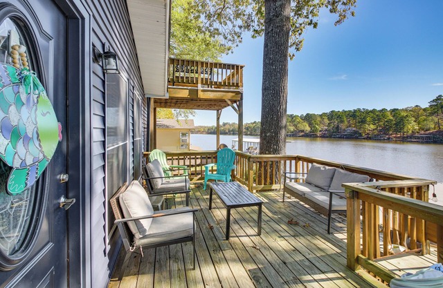 ¡NUEVO! Lakefront Hot Springs Home w / 2 muelles de natación!