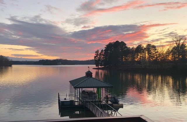 Casa frente al lago con playa privada y puestas de sol increíbles en el lago Keowee