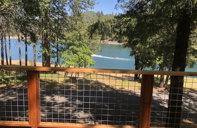 Casa junto al lago con 1000 pies cuadrados de terraza con vista despejada del agua.