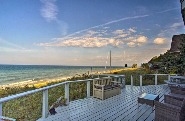 Lakefront Montague Cottage w / Grill- Pasos a la playa