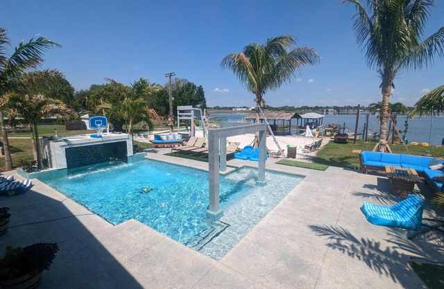 Lakefront presidential suite / resort pool