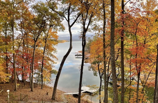 Lakefront property: amazing view of lake and mountains, EV charger, Private dock