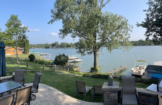 Waterfront Lakehouse encantador cerca de Chicago w Pontoon Boat. Duerme 12. Yoga también!