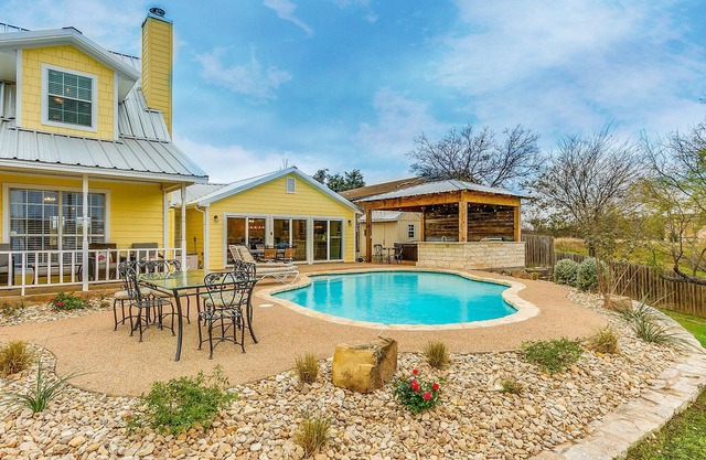LAKEFRONT W/DOCK, POOL, HOT TUB & OUTDOOR KITCHEN
