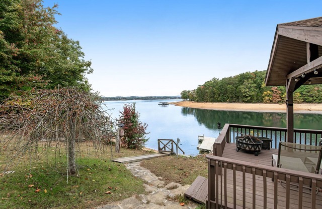 Casa frente al lago con muelle, porches cubiertos y hoguera al aire libre: ¡se admiten perros!