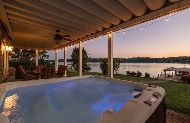 Lakefront w/ private dock, hot tub, game room, boat house hangout
