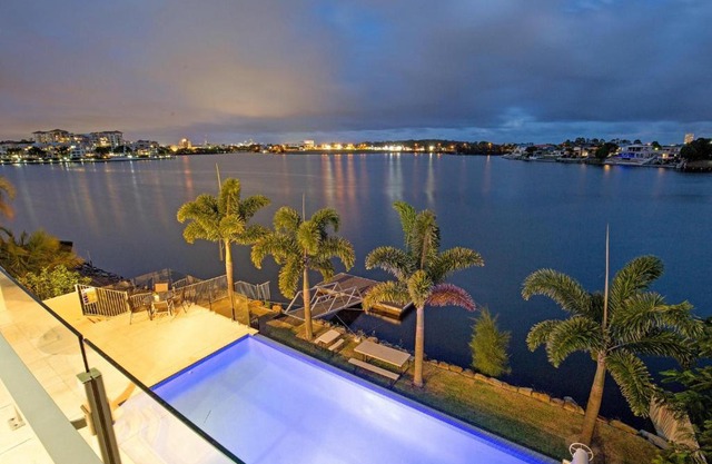 Lakehouse Family Oasis by Getastay