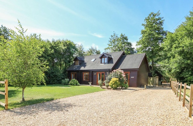 LAKELAND LODGE, admite mascotas, con jacuzzi en Pentney, Ref 999905
