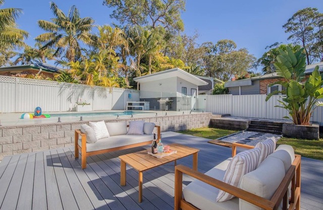 Lakeshore Cottage Cosy Comfort with Private Pool