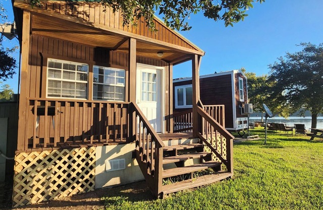 Cozy lakeside cabin for two on beautiful Lake Conroe.