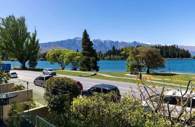 Central Queenstown, Lakeside Location