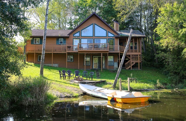 Lakeside Haven Home en Birch Lake, tiene capacidad para 12 personas.