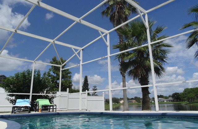 Villa de lujo junto al lago con piscina