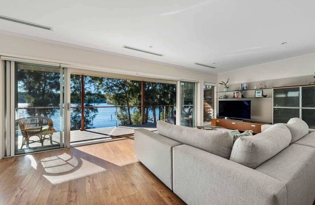 Lakeside - relaxed 3 BR waterfront retreat