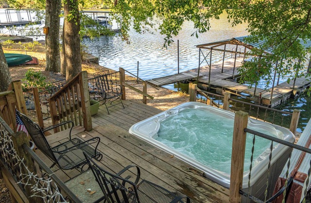 4 br / 2 ba Lake House, w / piscina jacuzzi, 2 kayaks y una canoa