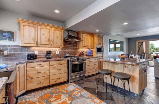 Lakeside with Views, Minutes from the Slopes!