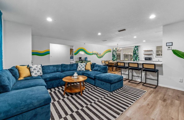 Lakeview 3BR Retreat / Pool, Game Room & Fireplace