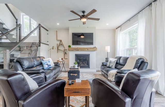 Winter Getaway *4 Bdrm/3 Bath* King bed*45 minutes to Toronto*Steps to the Lake