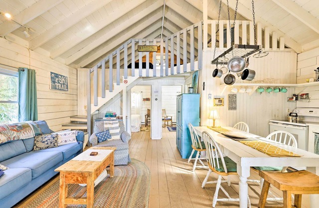 Lakewood Cottage w/ Private Lake Access & Canoes!