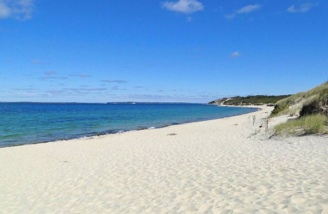 Lamberts Cove Beach House 3+ Bedroom w/ Carriage House Apartment 1.4 mi to beach
