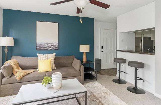 Landing | Amazing 1BD, Tennis Court, Courtyard