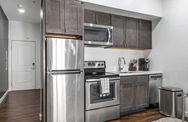 Landing at 824 N Calvert St - 1 Bedroom in Mount Vernon