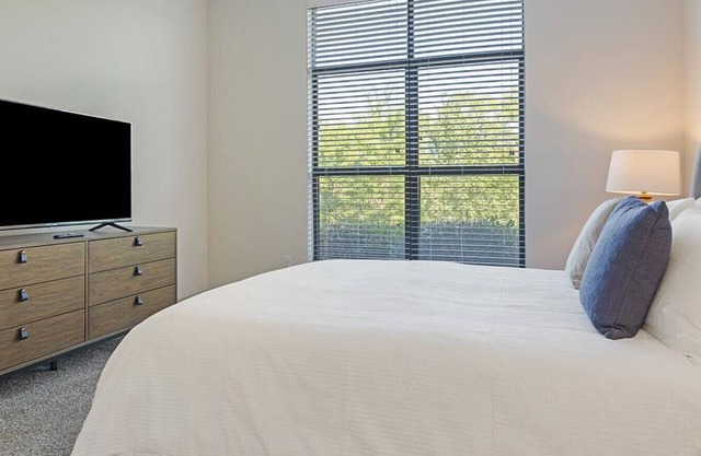 Landing at The Hendry - 2 Bedrooms in Downtown Garland