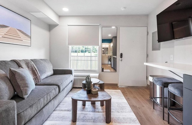 Landing | Beautiful Studio in Downtown Hermitage