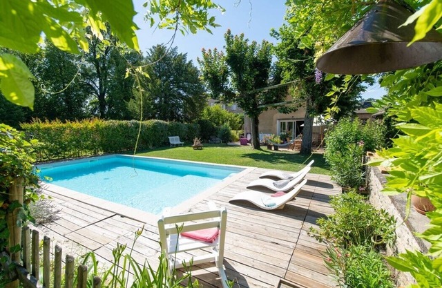 GRAN CASA CON PISCINA PARA 15 PERSONAS en los MONTS D'OR
