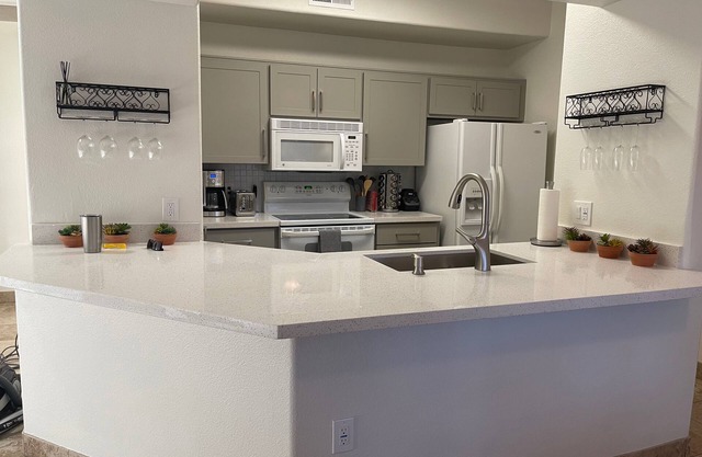 Large 1-Bedroom Condo in Gated Comm/ Pools