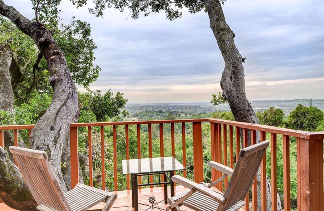 Large 1br With Loft & Amazing Views 1 Bedroom Cottage by Redawning