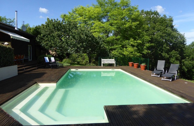 Gran casa de 4 dormitorios y 2 baños con una gran piscina privada climatizada.