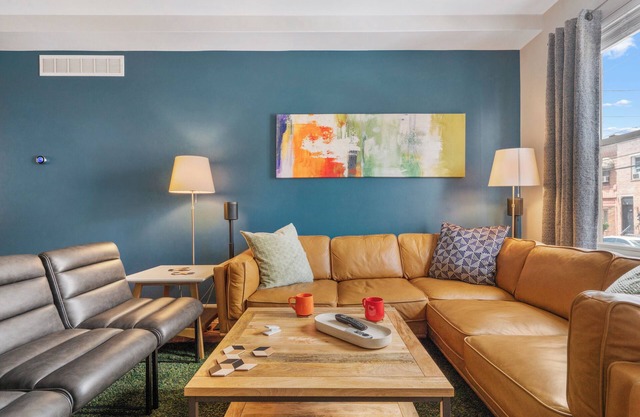 Large 4 Bedroom Home / Rooftop Patio with City Views / Gym