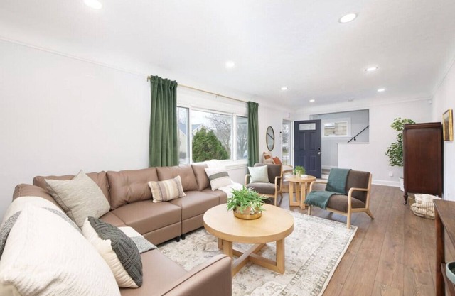 Large 4 Bedroom Renovated With Hot Tub & Game Room