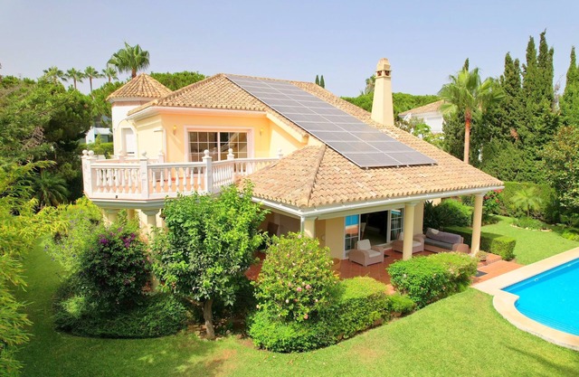 Amplia y acogedora villa de 4 dormitorios a 700 m a pie de la playa de Las Cañas