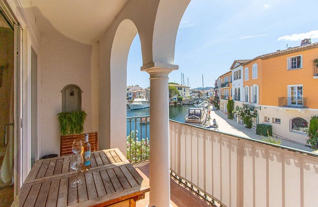 Large 4-room apartment in Port Grimaud - A/C WIFI- next to beach and center