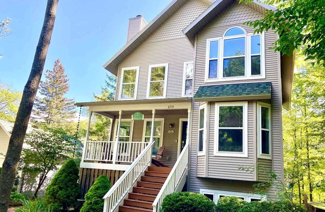 Large 5 Bedroom Sleeping Bear Home w/ Big Glen Lake access across the street