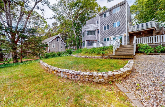 Large, air-conditioned home with 3 decks & yard - 3/4 mile to Covell's Beach